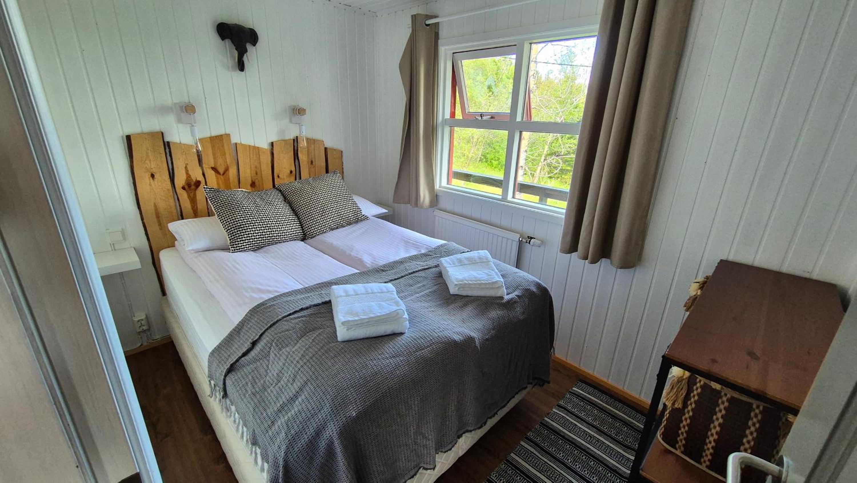 Selið Cottage Traditional with hot tub and lake view