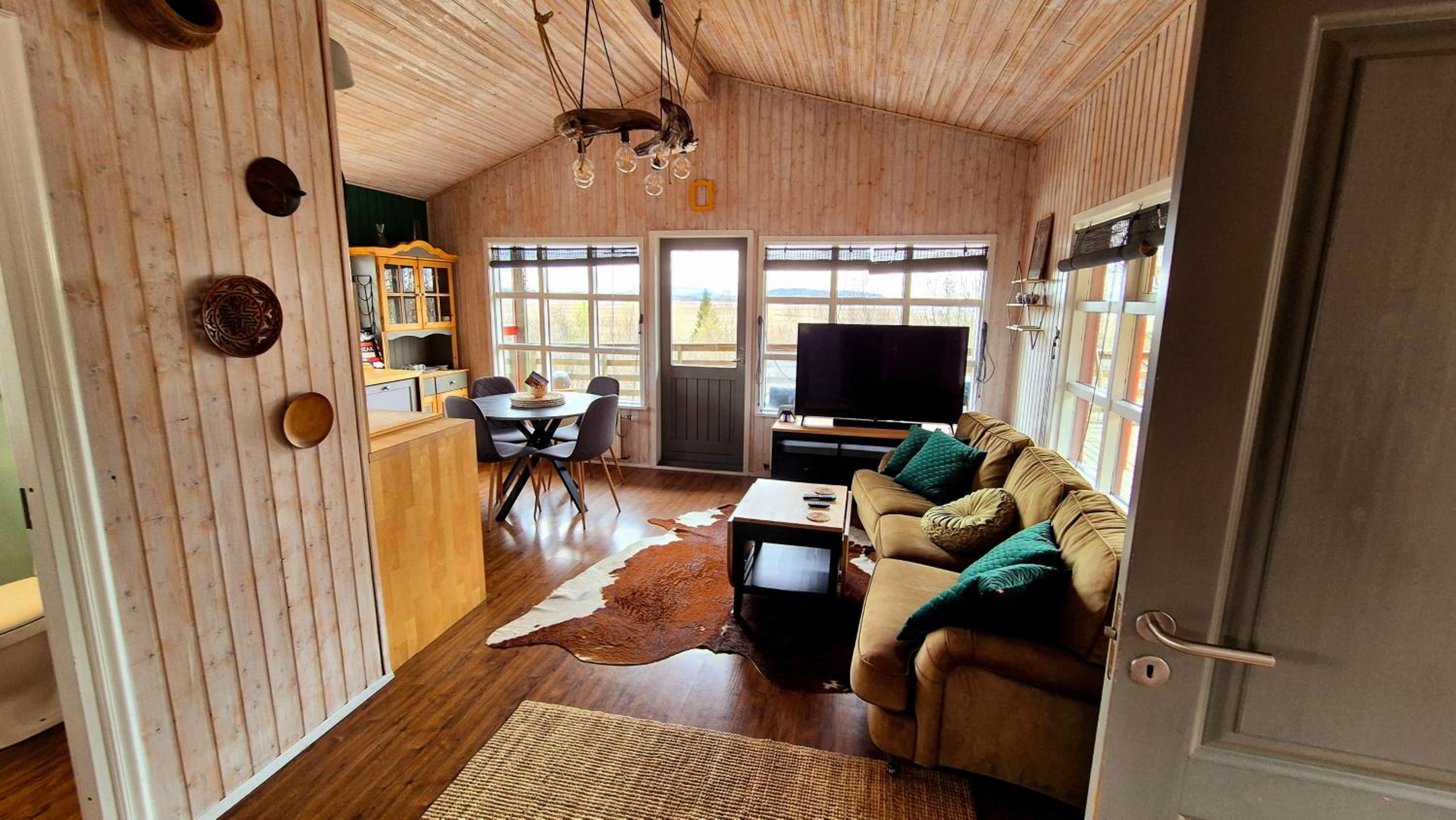 Selið Cottage Traditional with hot tub and lake view