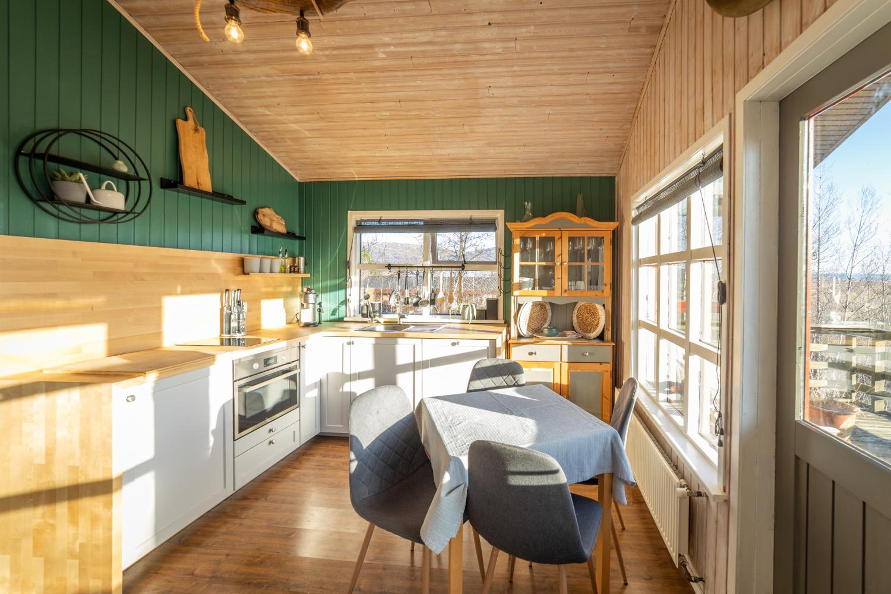 Selið Cottage Traditional with hot tub and lake view