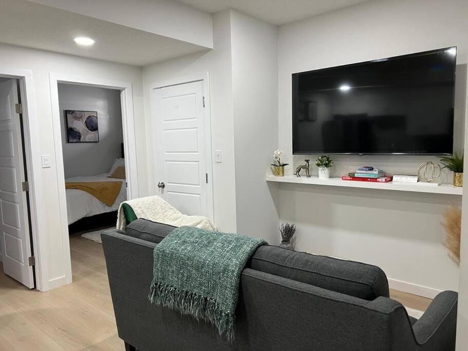 Cozy escape! 2 BR Guest Suite! 2 Queen Beds! Complimentary WIFI Netflix & Parking! 11 Mins from YEG! 20 Mins from WEM!