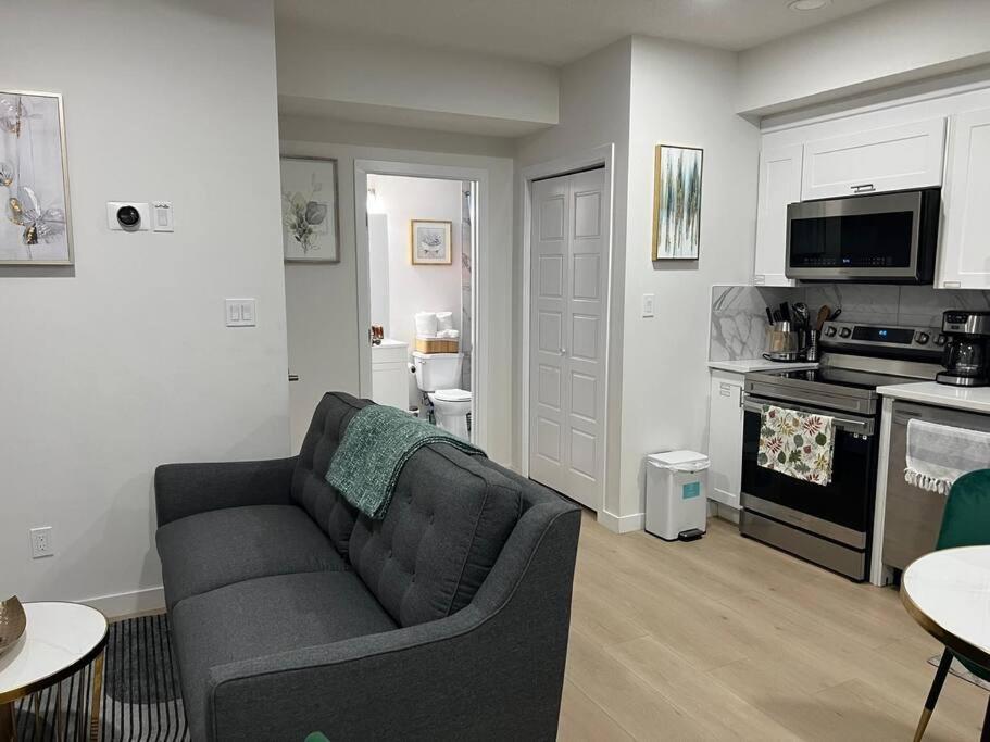 Cozy escape! 2 BR Guest Suite! 2 Queen Beds! Complimentary WIFI Netflix & Parking! 11 Mins from YEG! 20 Mins from WEM!