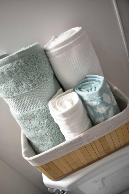 Cozy escape! 2 BR Guest Suite! 2 Queen Beds! Complimentary WIFI Netflix & Parking! 11 Mins from YEG! 20 Mins from WEM!