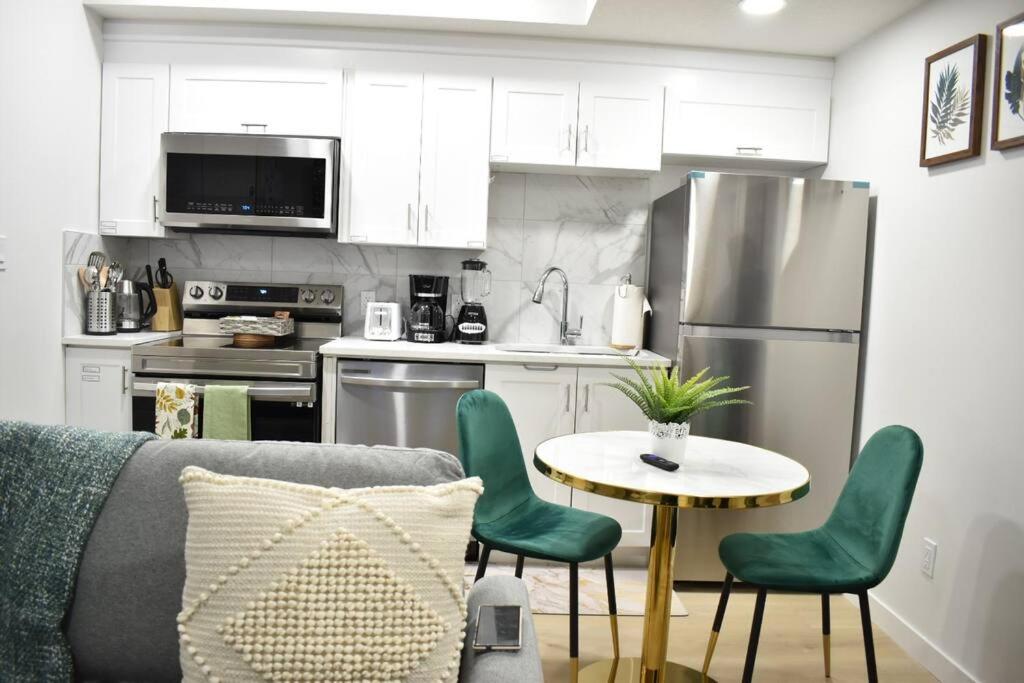 Cozy escape! 2 BR Guest Suite! 2 Queen Beds! Complimentary WIFI Netflix & Parking! 11 Mins from YEG! 20 Mins from WEM!