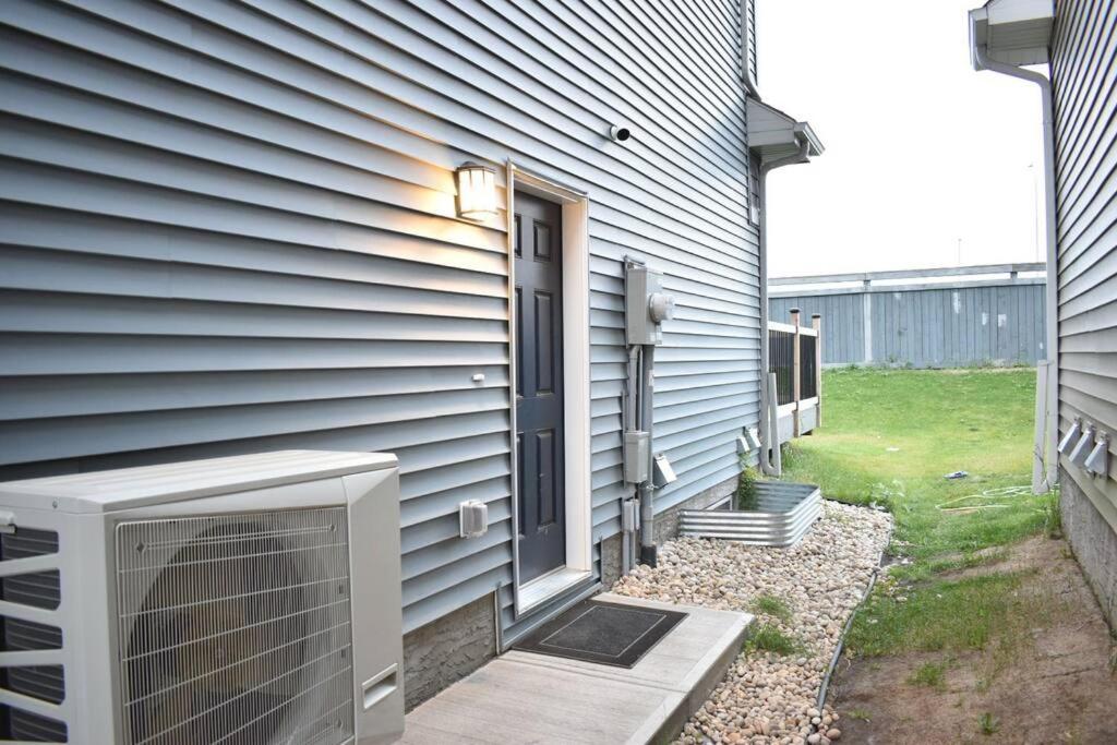 Cozy escape! 2 BR Guest Suite! 2 Queen Beds! Complimentary WIFI Netflix & Parking! 11 Mins from YEG! 20 Mins from WEM!