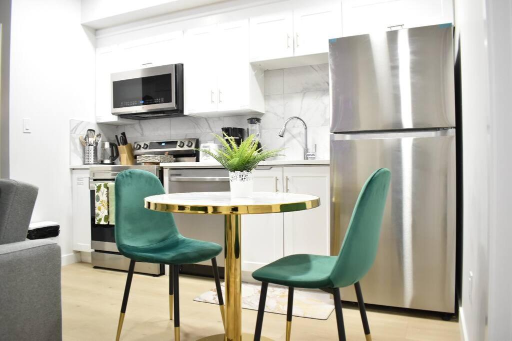 Cozy escape! 2 BR Guest Suite! 2 Queen Beds! Complimentary WIFI Netflix & Parking! 11 Mins from YEG! 20 Mins from WEM!