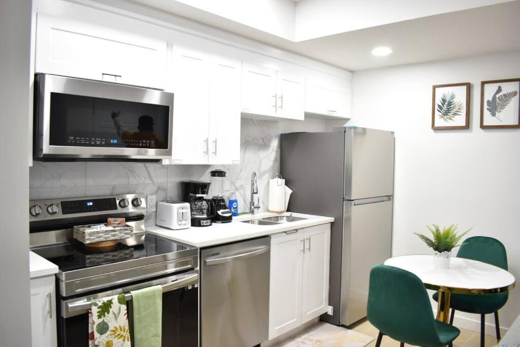 Cozy escape! 2 BR Guest Suite! 2 Queen Beds! Complimentary WIFI Netflix & Parking! 11 Mins from YEG! 20 Mins from WEM!