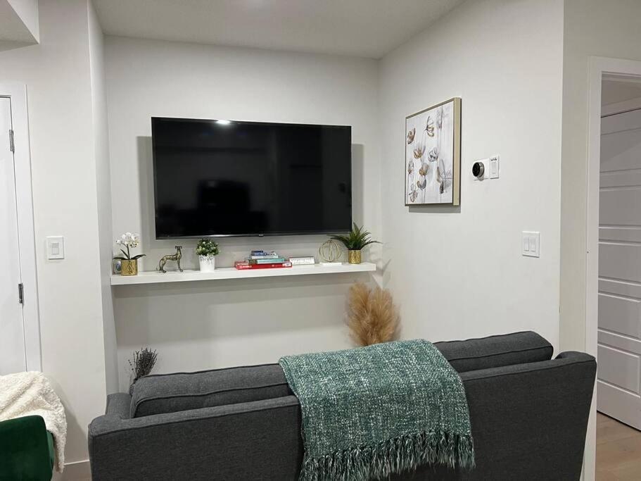 Cozy escape! 2 BR Guest Suite! 2 Queen Beds! Complimentary WIFI Netflix & Parking! 11 Mins from YEG! 20 Mins from WEM!