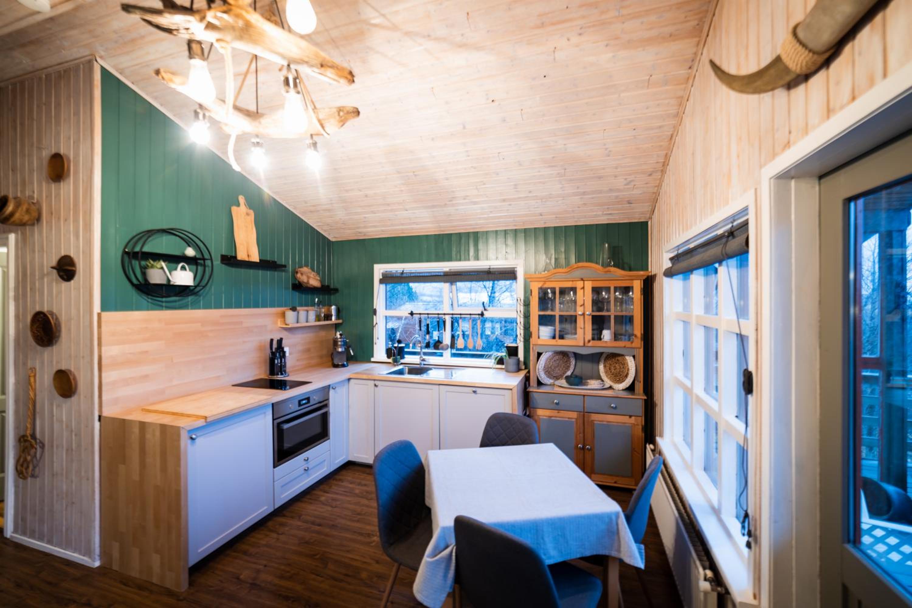 Selið Cottage Traditional with hot tub and lake view