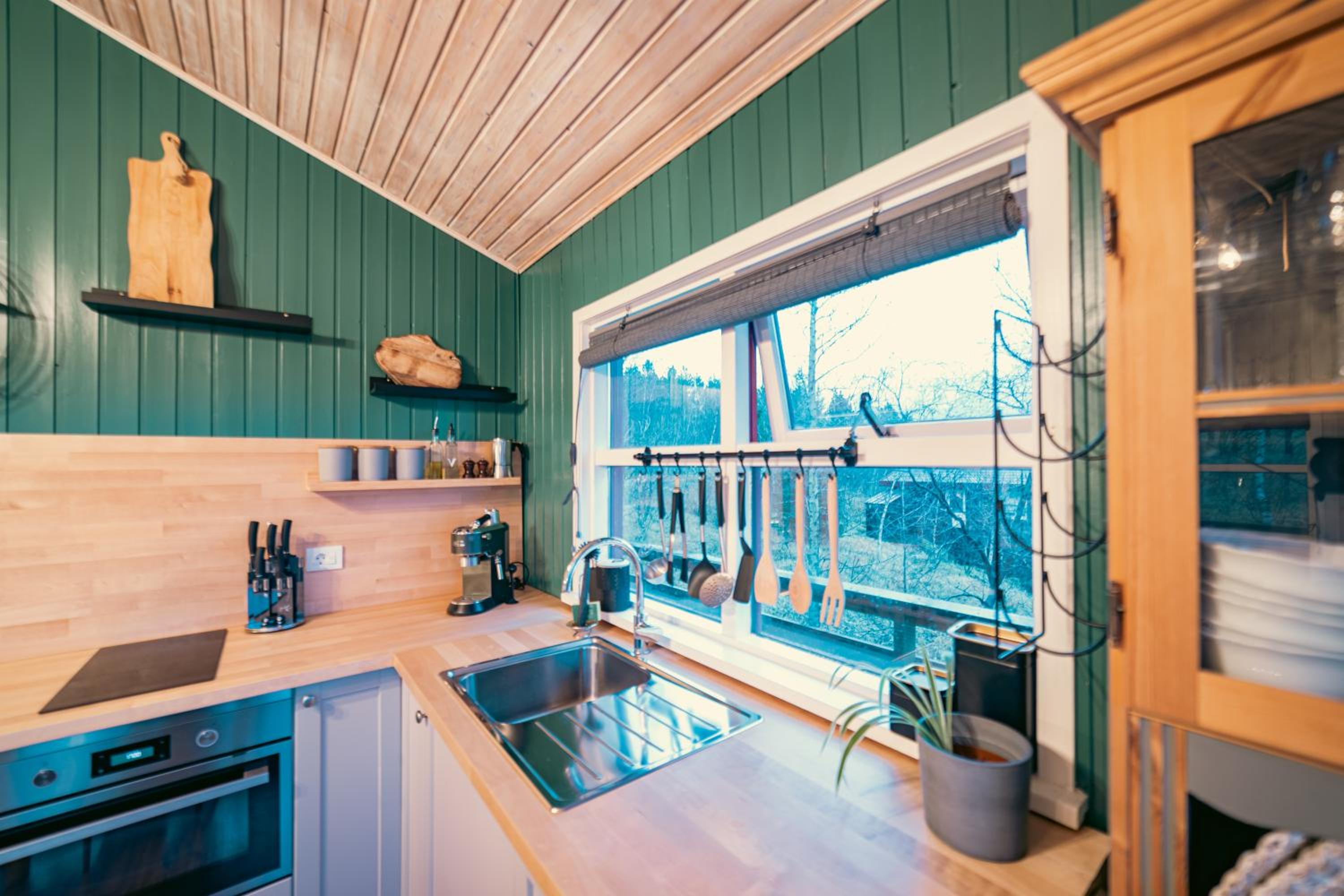 Selið Cottage Traditional with hot tub and lake view
