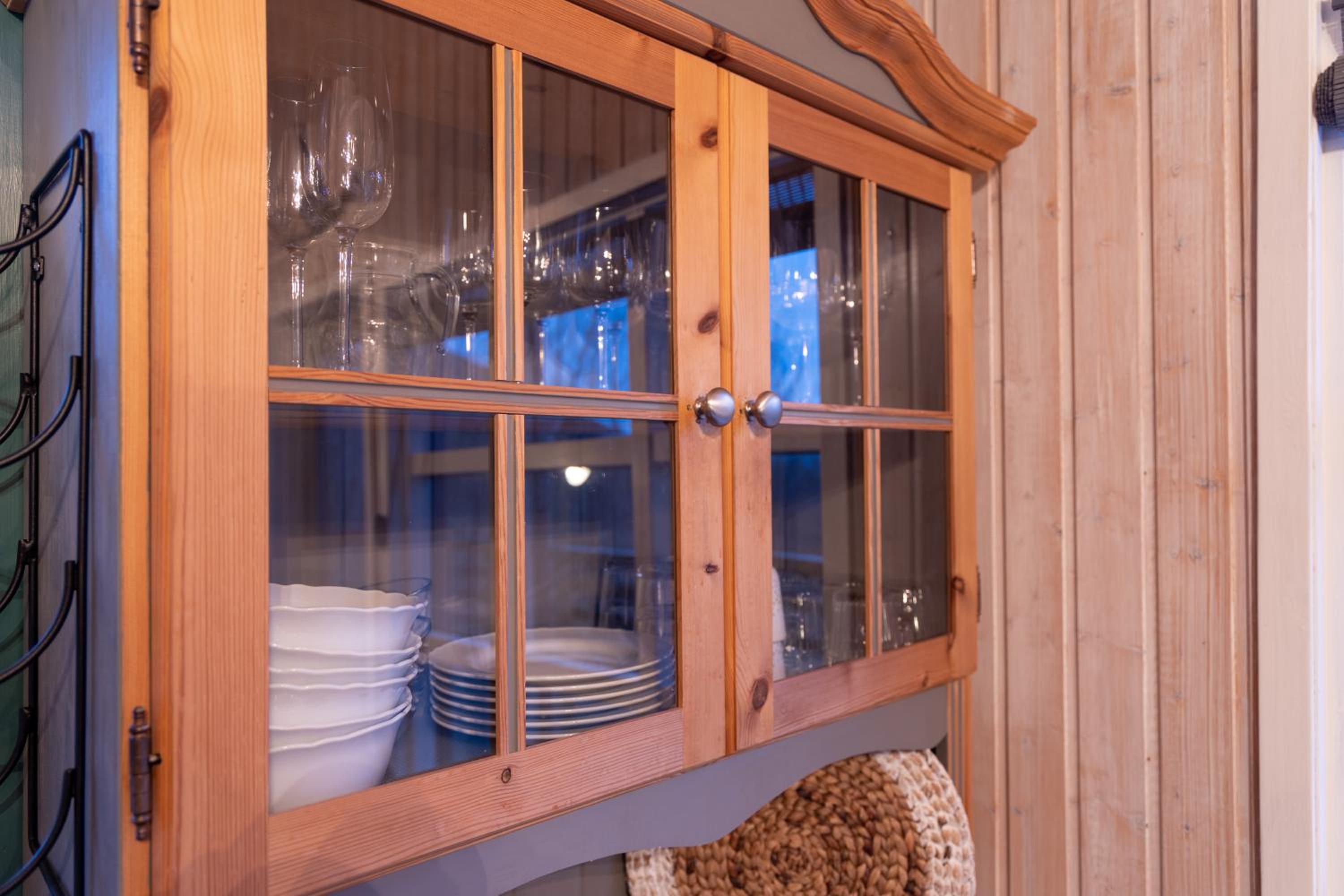 Selið Cottage Traditional with hot tub and lake view