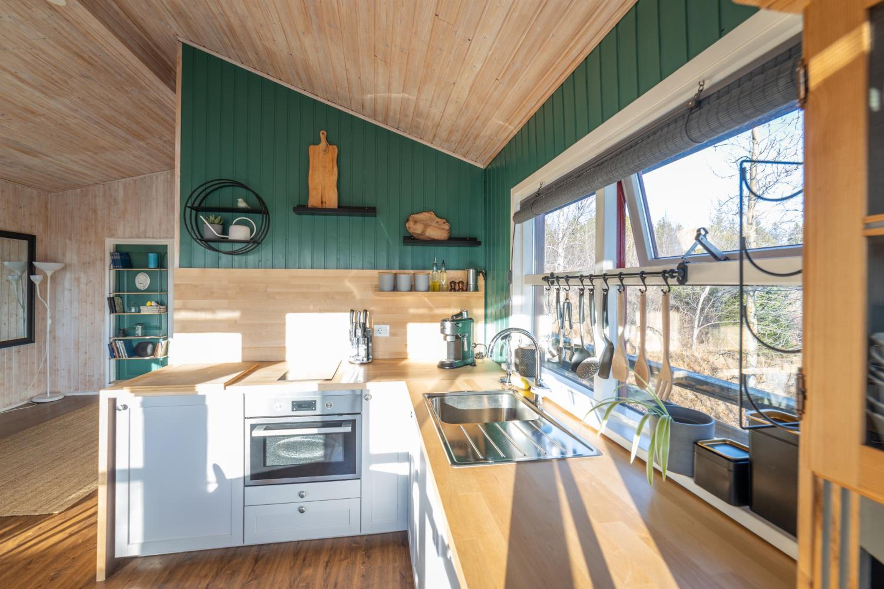 Selið Cottage Traditional with hot tub and lake view