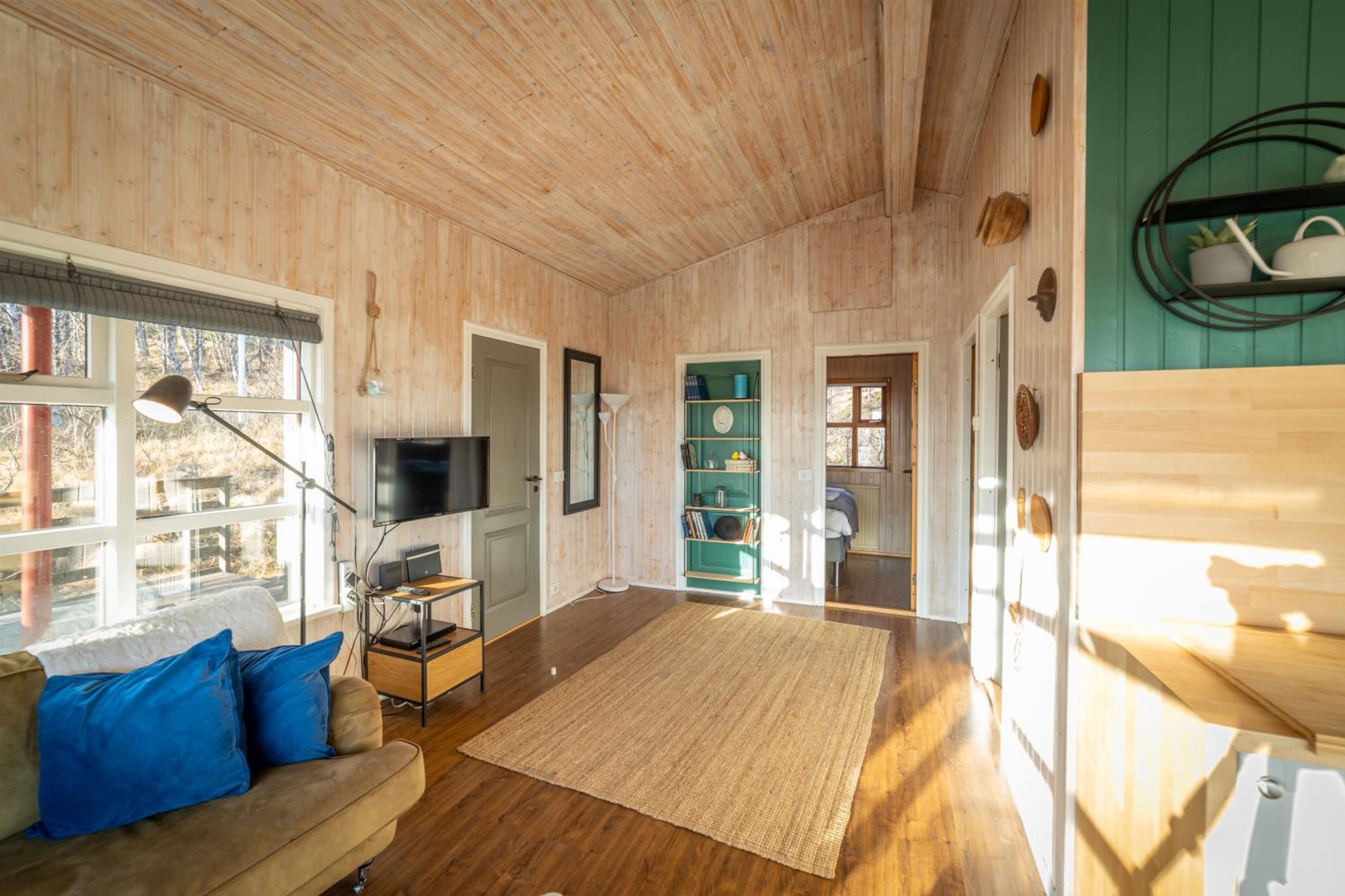 Selið Cottage Traditional with hot tub and lake view