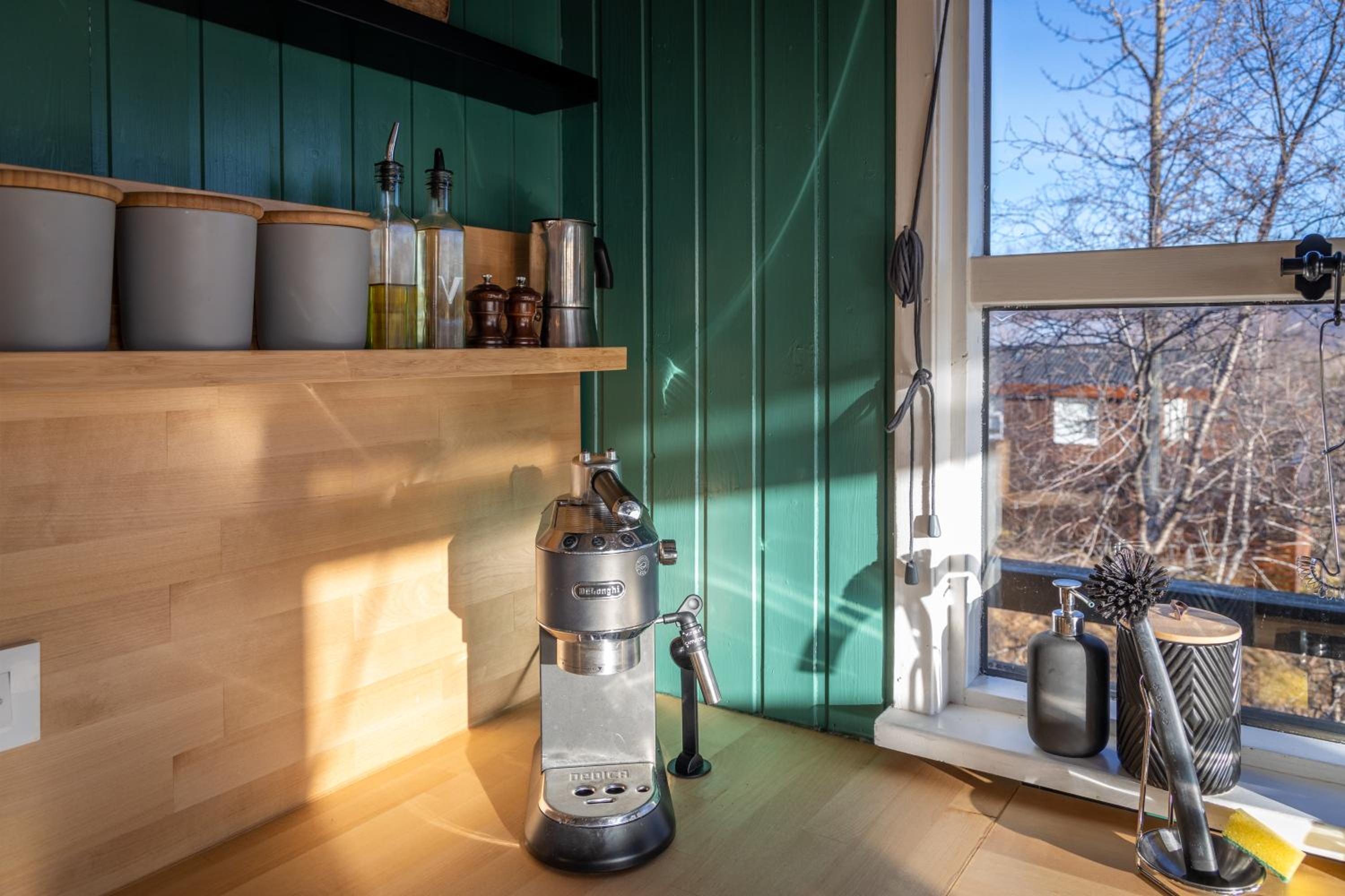 Selið Cottage Traditional with hot tub and lake view