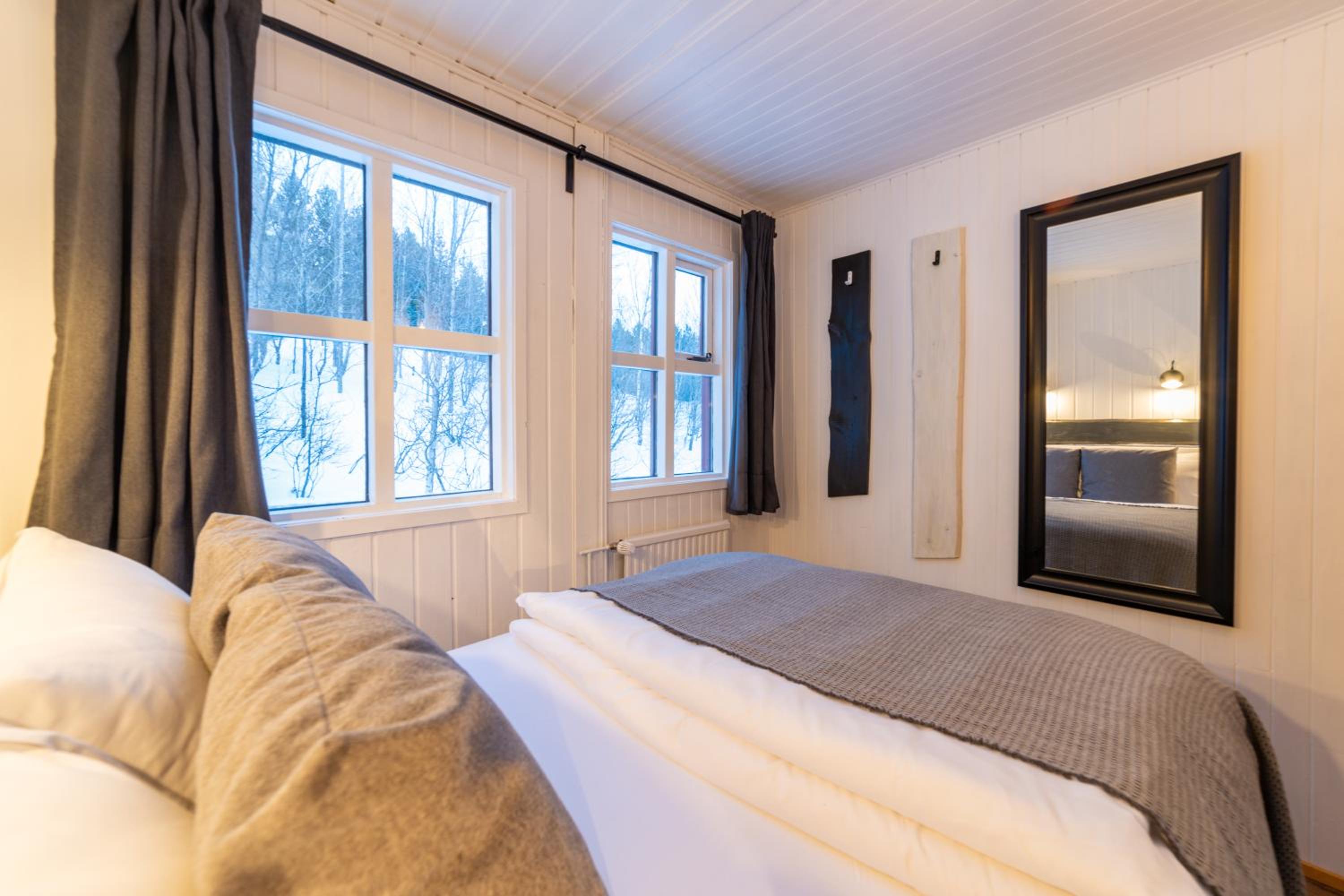 Selið Cottage Traditional with hot tub and lake view