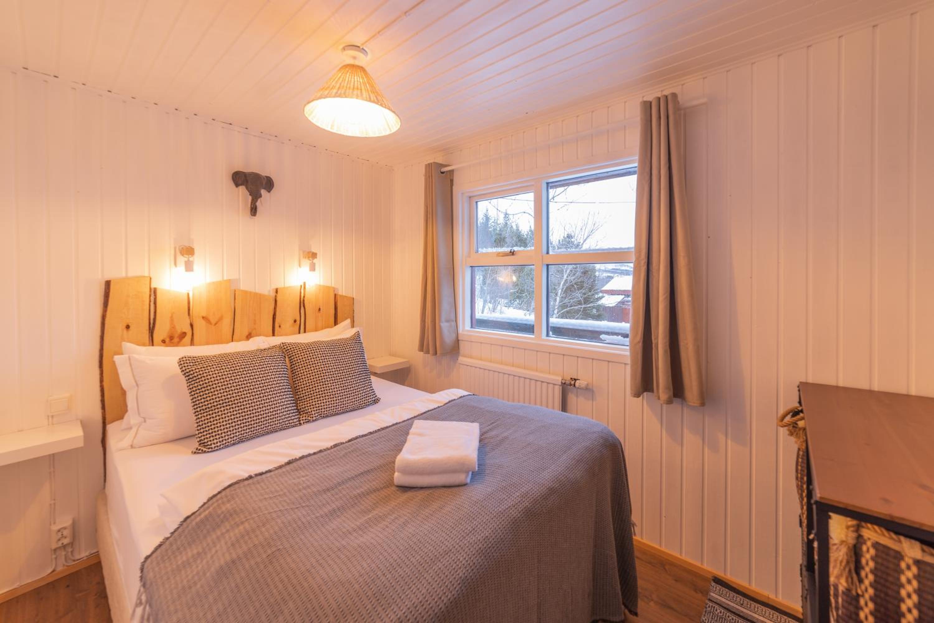 Selið Cottage Traditional with hot tub and lake view