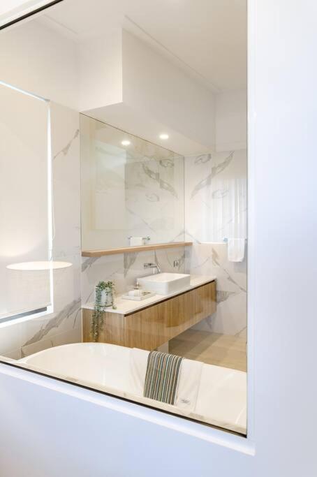 The Hamptons Lake House Noosa Heads Luxury House