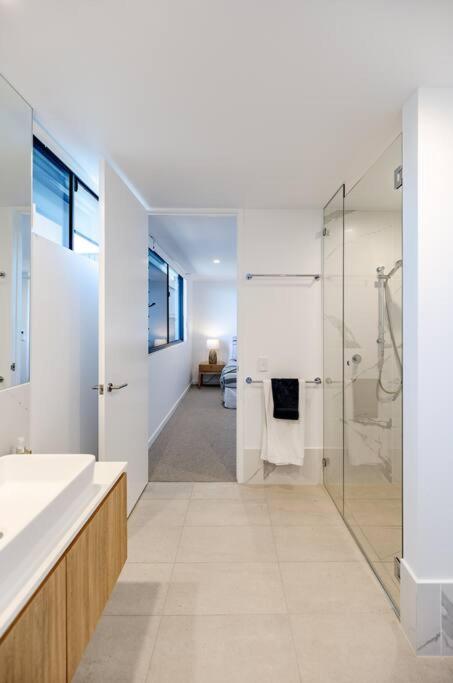 The Hamptons Lake House Noosa Heads Luxury House
