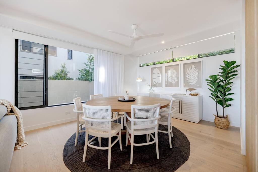 The Hamptons Lake House Noosa Heads Luxury House