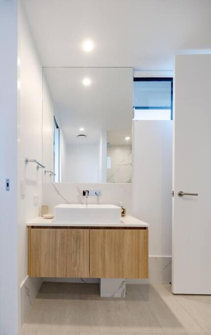 The Hamptons Lake House Noosa Heads Luxury House