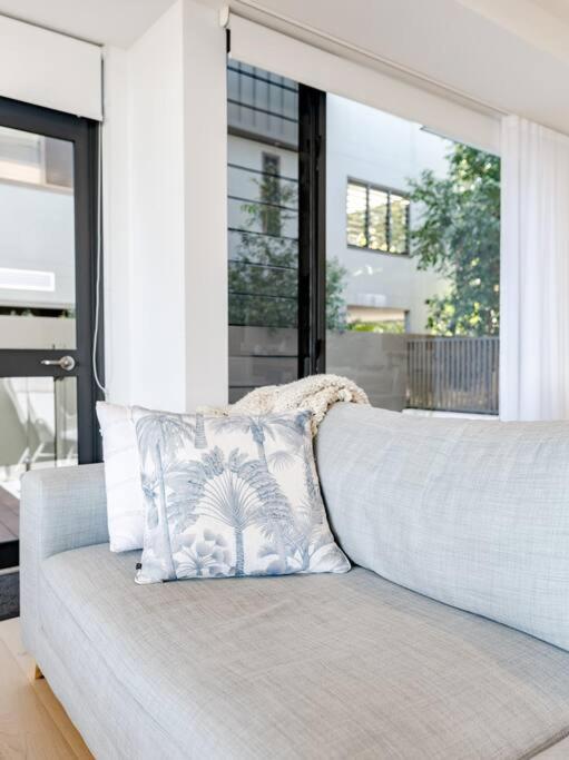The Hamptons Lake House Noosa Heads Luxury House