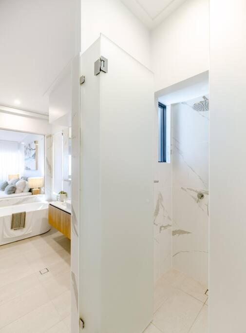 The Hamptons Lake House Noosa Heads Luxury House