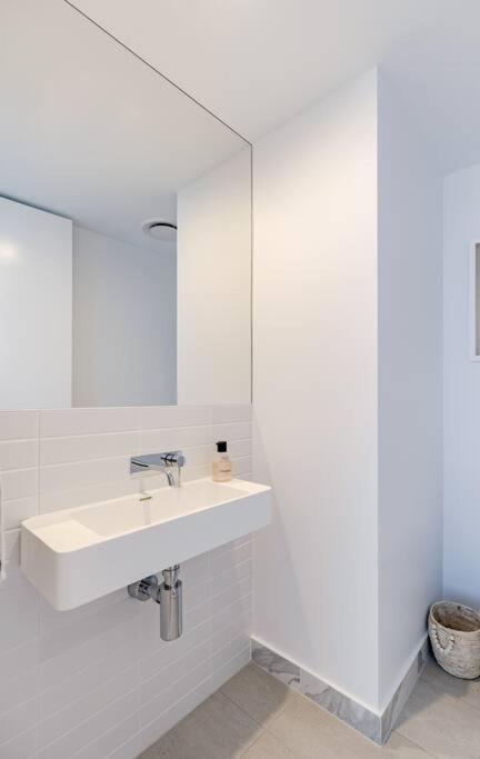 The Hamptons Lake House Noosa Heads Luxury House