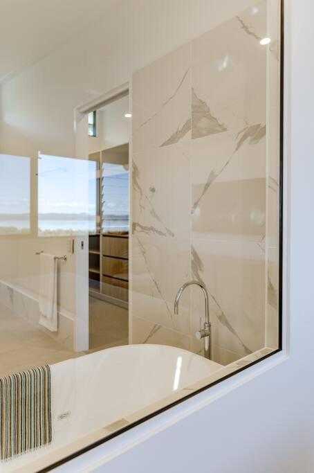 The Hamptons Lake House Noosa Heads Luxury House