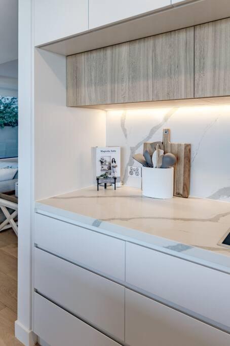 The Hamptons Lake House Noosa Heads Luxury House
