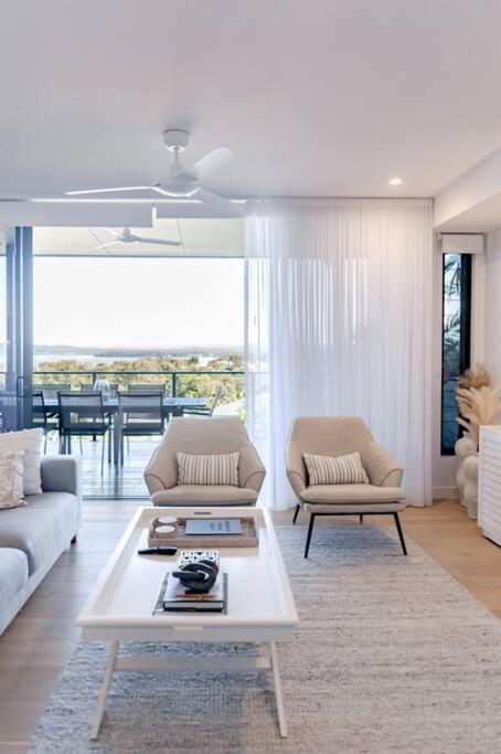 The Hamptons Lake House Noosa Heads Luxury House
