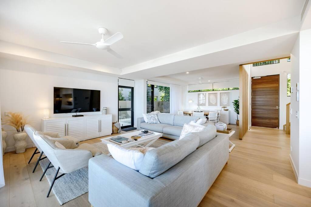 The Hamptons Lake House Noosa Heads Luxury House