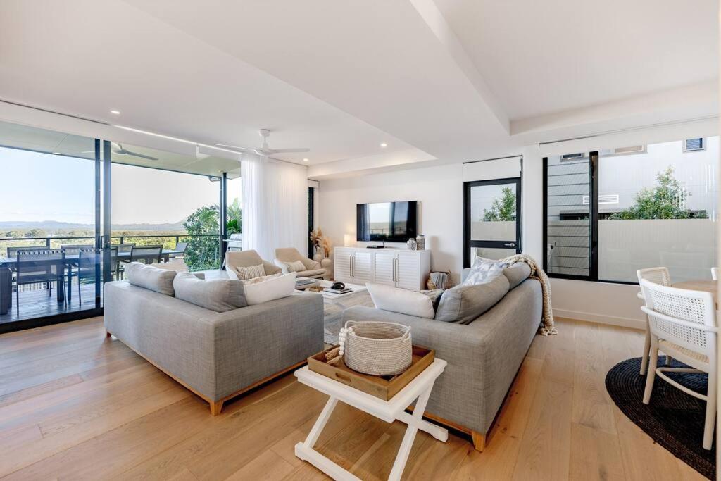 The Hamptons Lake House Noosa Heads Luxury House