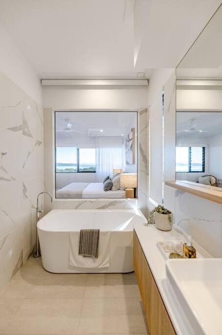 The Hamptons Lake House Noosa Heads Luxury House
