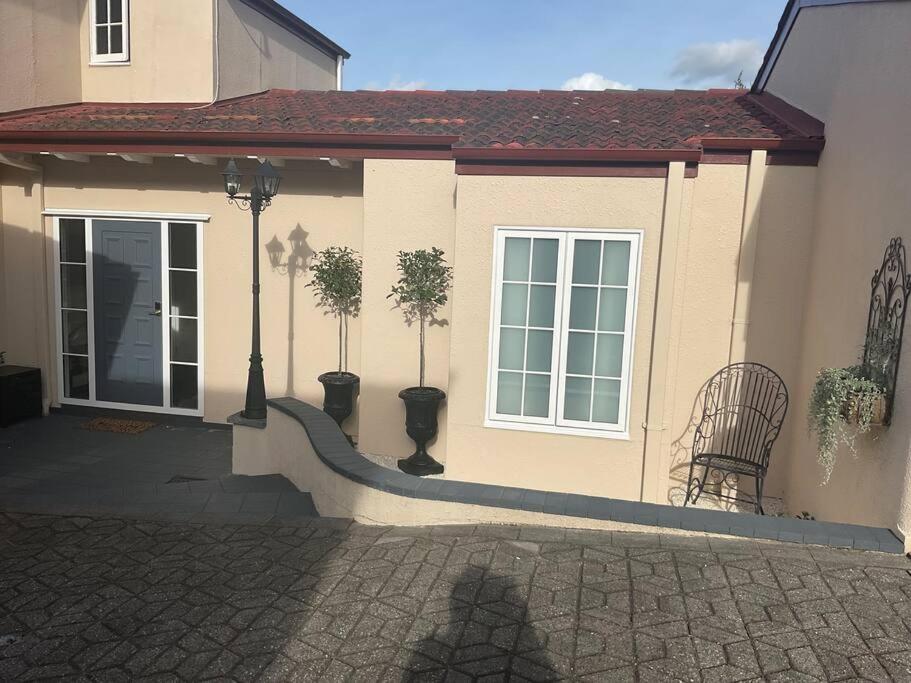 Hotel Villas de Lago Central Hamilton - Image 1