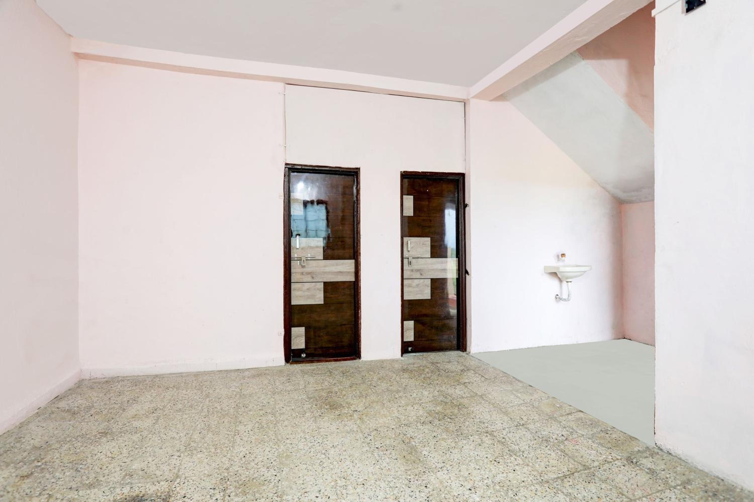 OYO HOME Hotel Crazy Inn view 2