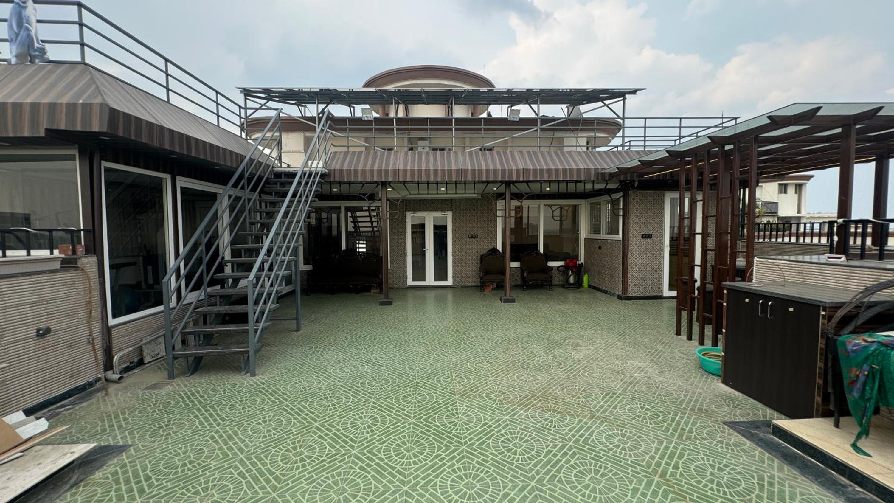 Riverfront Penthouse Studio with Spacious Terrace