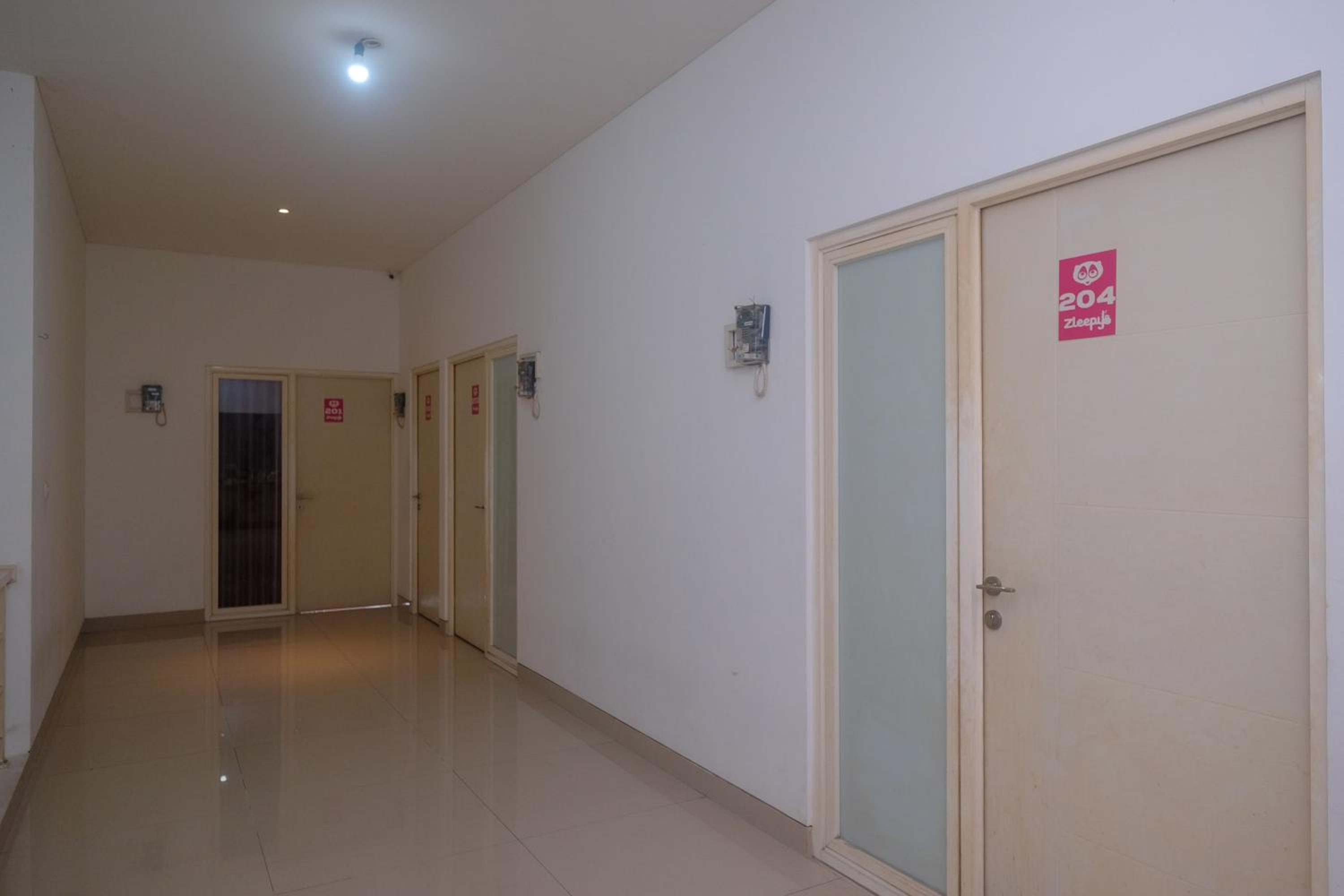 RedDoorz Syariah Near Simpang Lima Semarang view 3