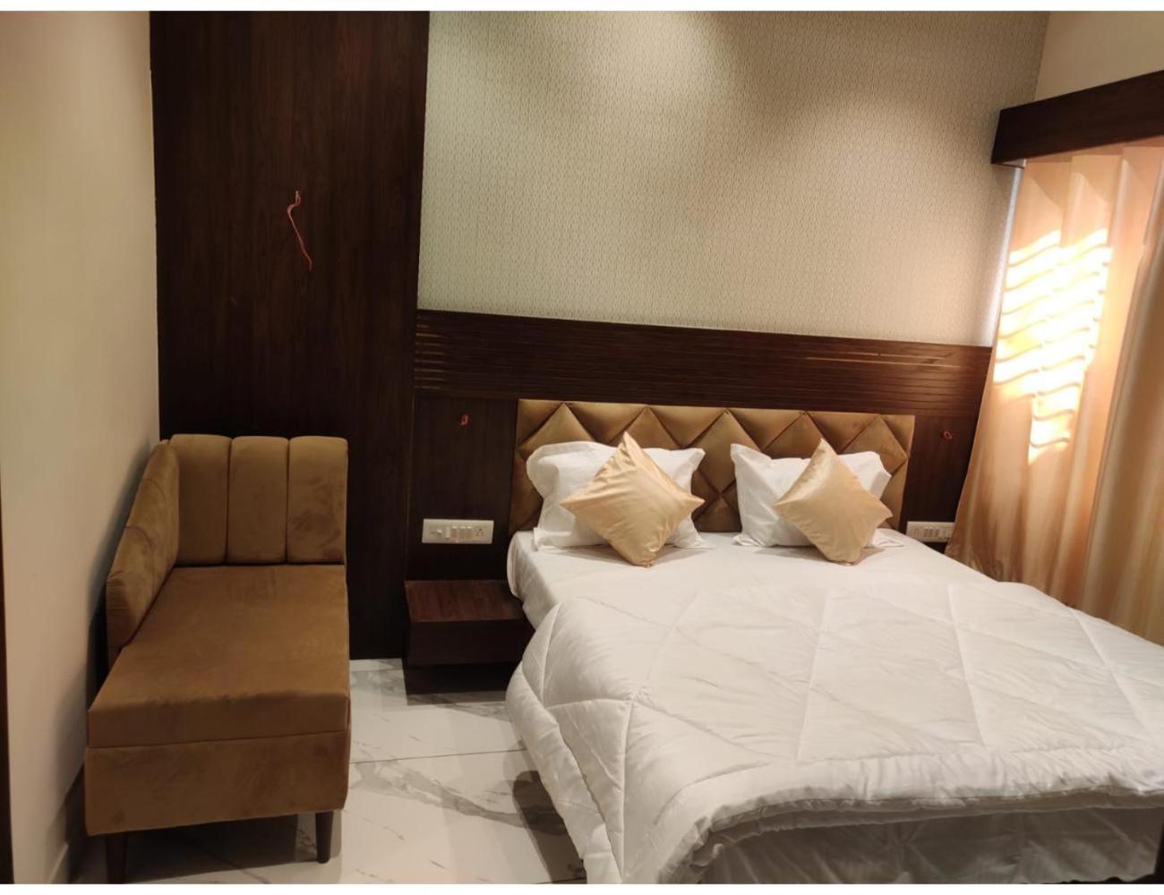 S K Plaza Hotel Chhabra view 3