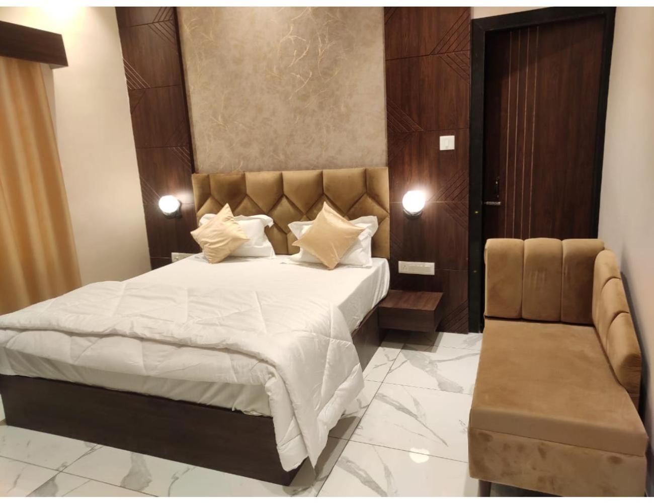 S K Plaza Hotel Chhabra view 4