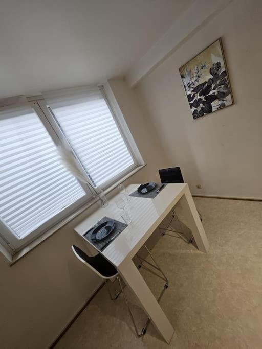 Studio moderne et lumineux proche de la gare et Charleroi airport