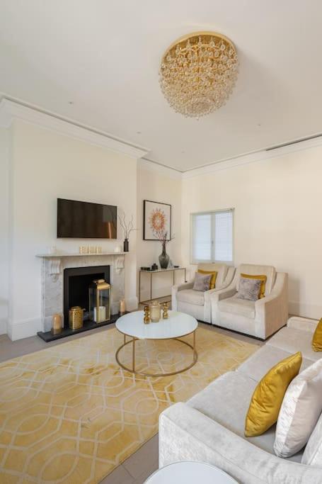 Harrods Next Door - 3 Bedroom Knightsbridge Residence view 2