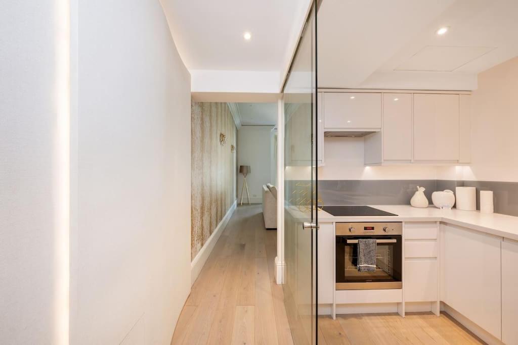 Harrods Next Door - 3 Bedroom Knightsbridge Residence view 3