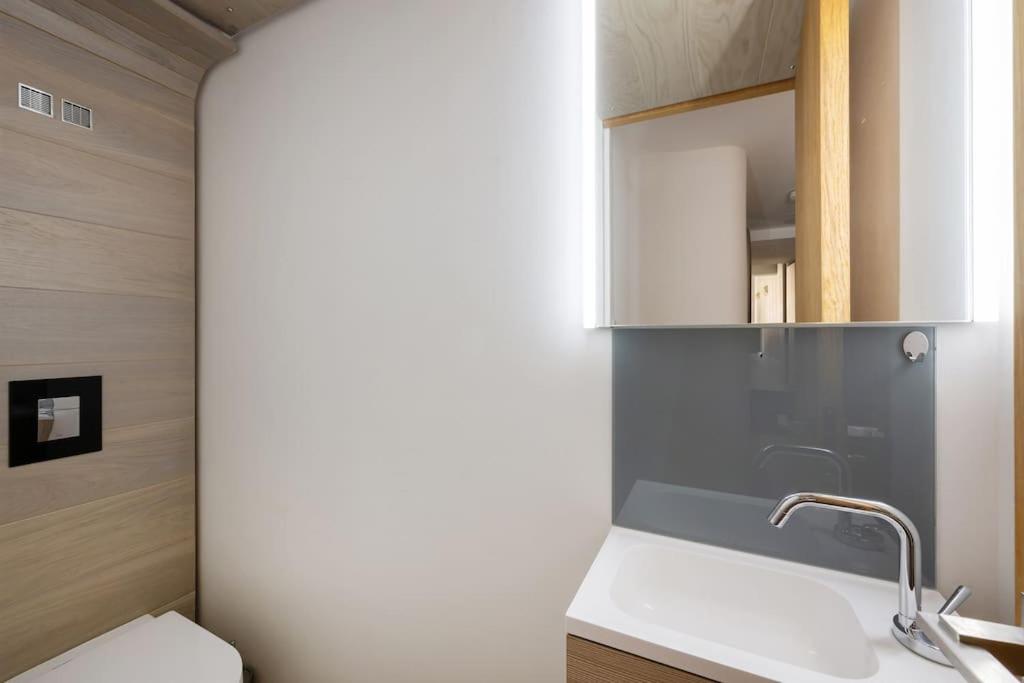 Harrods Next Door - 3 Bedroom Knightsbridge Residence view 4