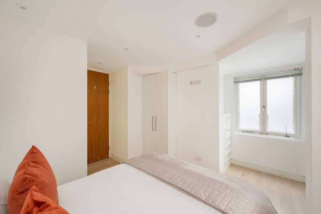 Harrods Next Door - 3 Bedroom Knightsbridge Residence view 5