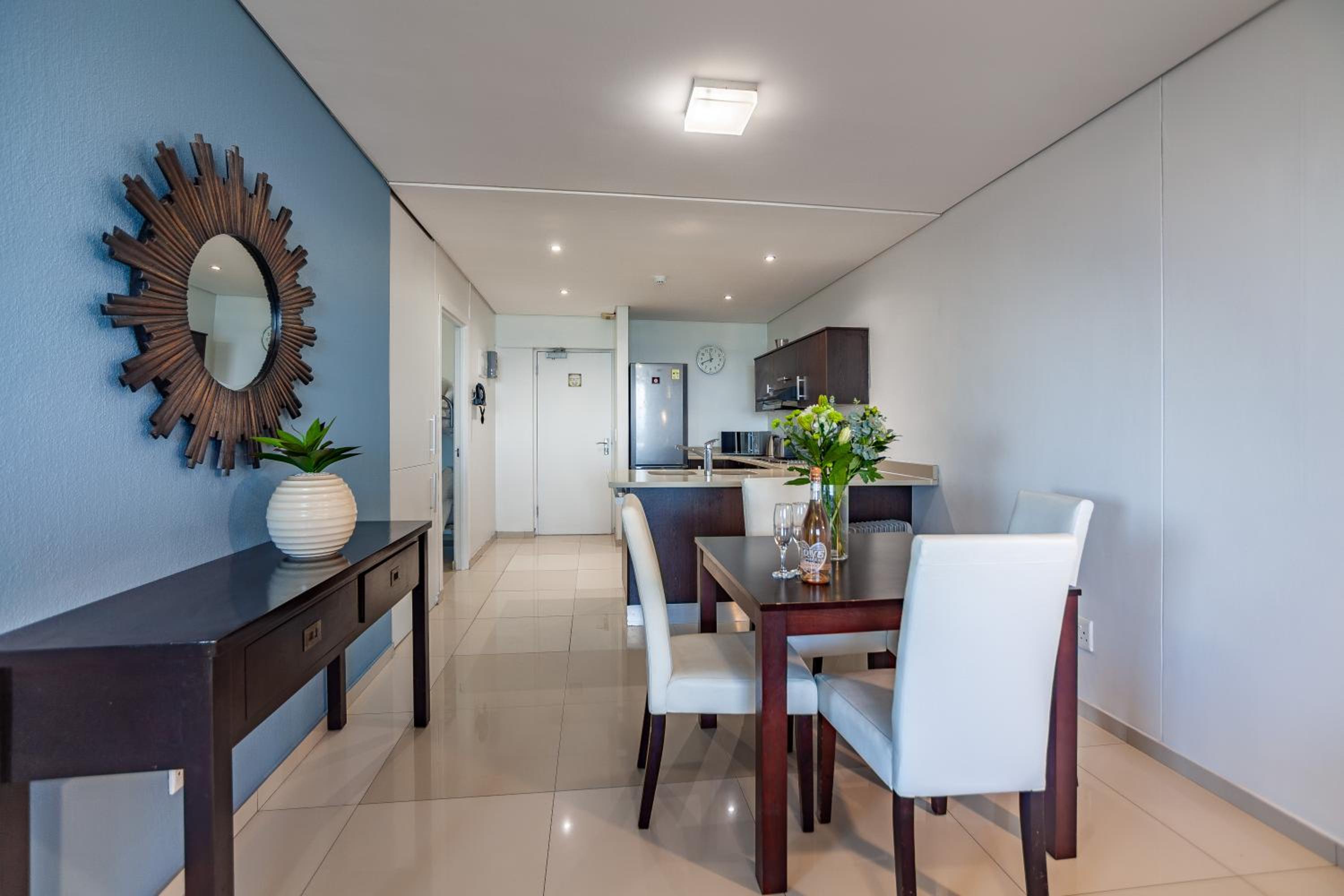 Modern Beachfront with Ocean Views - Infinity G9, Blouberg, Cape Town view 5