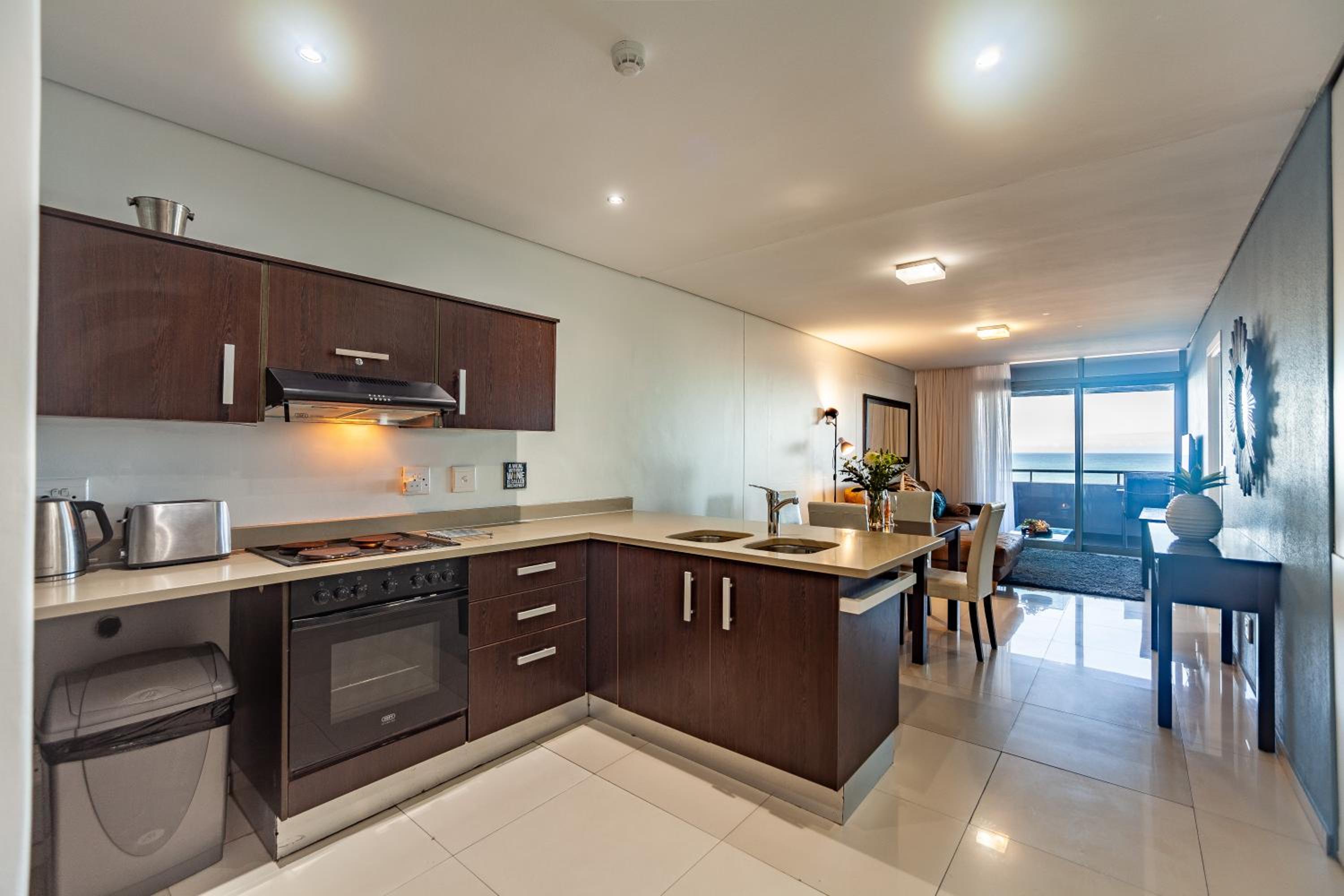 Modern Beachfront with Ocean Views - Infinity G9, Blouberg, Cape Town view 3