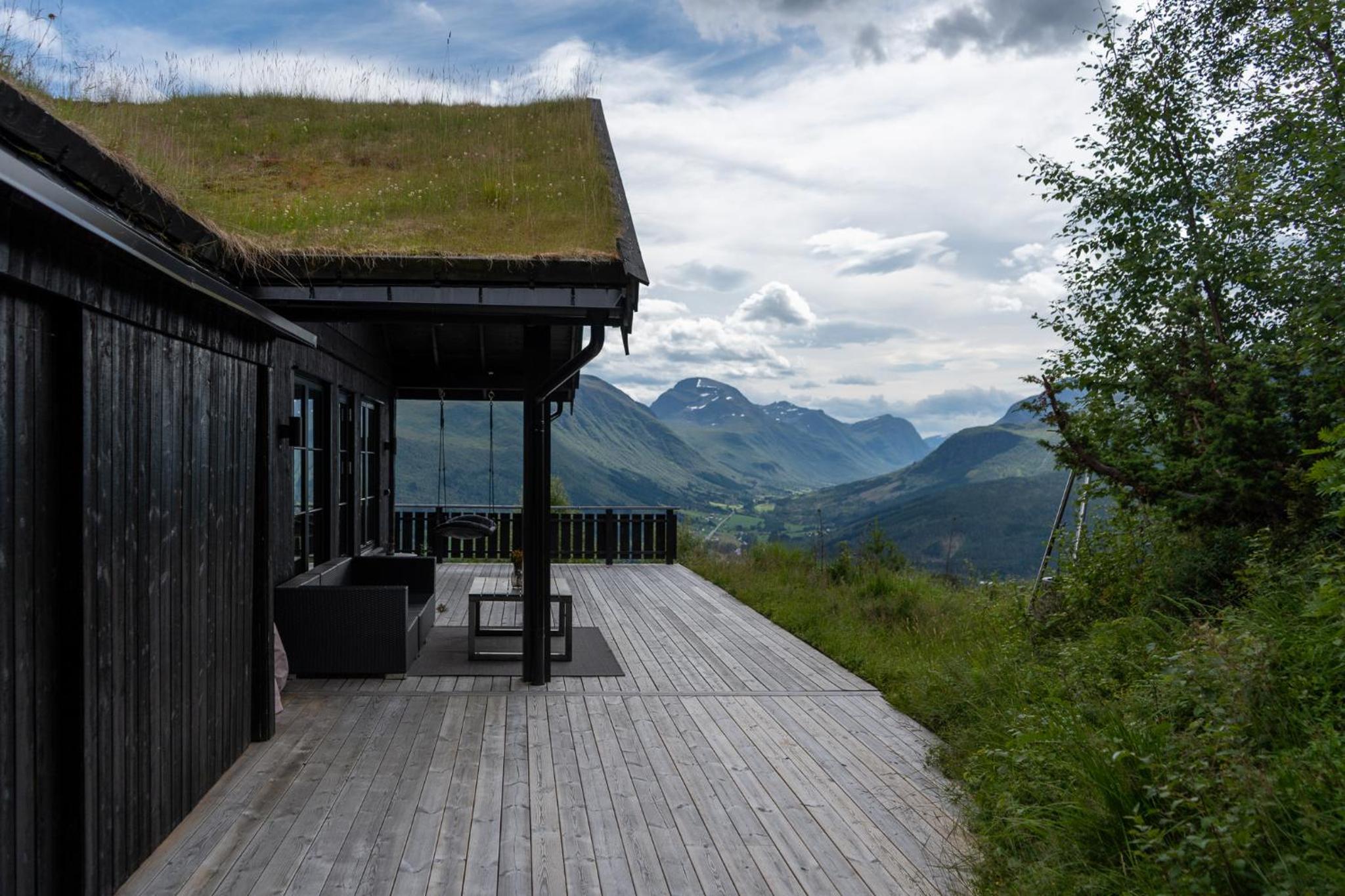 Luxurious 5-Bedroom Mountain Chalet with Sauna, Panoramic Views, and Two Full Bathrooms