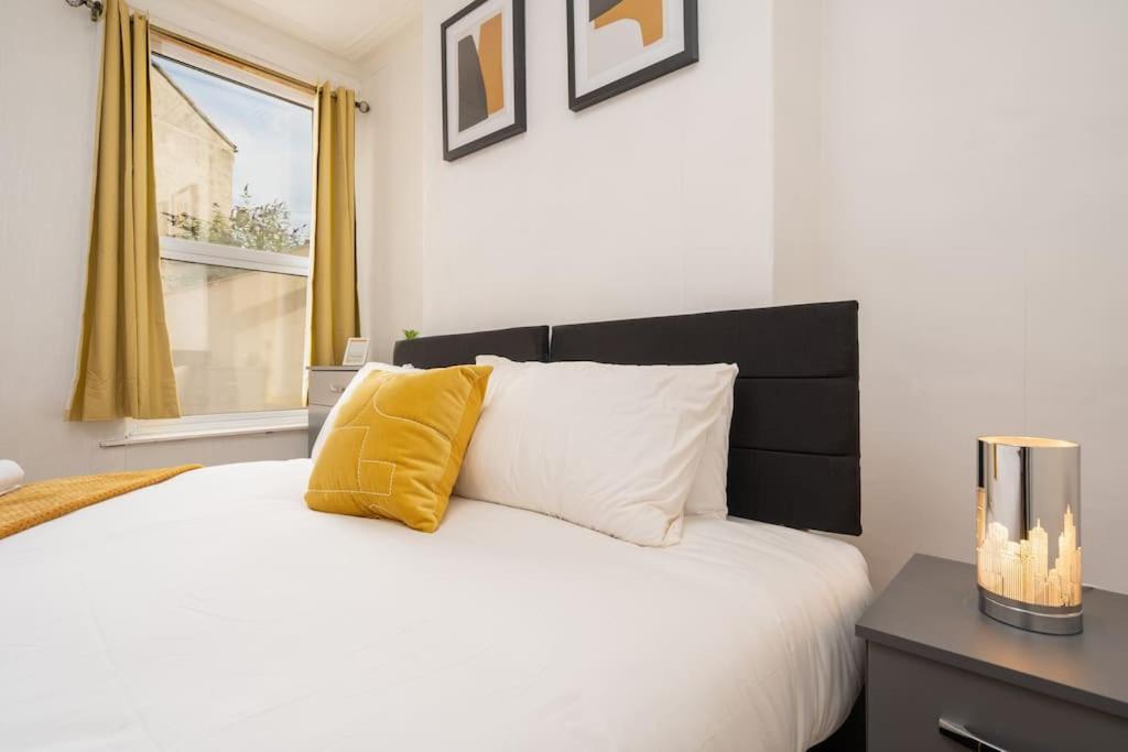 Stunning 5 bedroom home Wirral Birkenhead Sleeps 9- Free Parking-5G Internet, photo 20