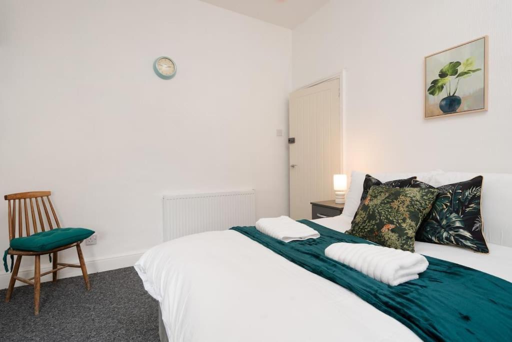 Stunning 5 bedroom home Wirral Birkenhead Sleeps 9- Free Parking-5G Internet