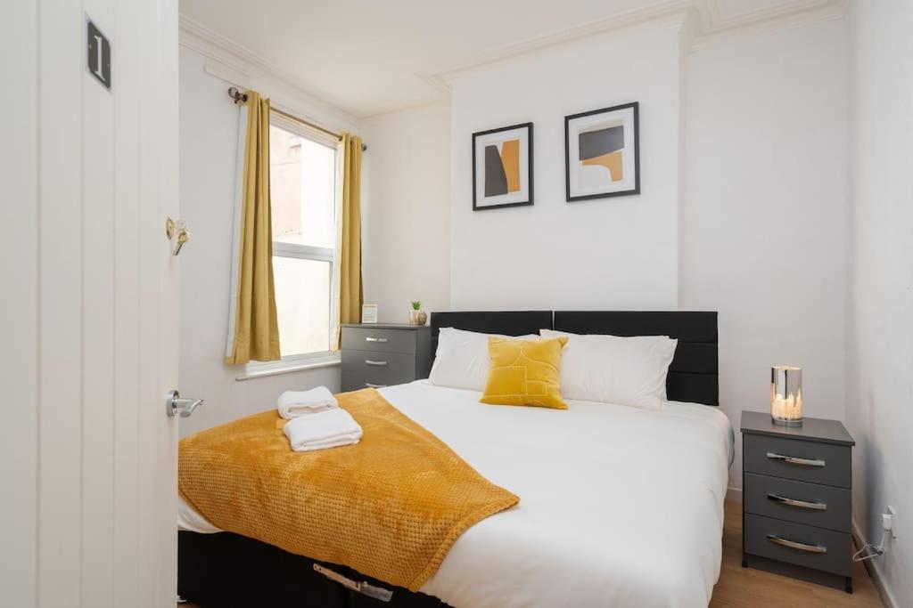 Stunning 5 bedroom home Wirral Birkenhead Sleeps 9- Free Parking-5G Internet, photo 17