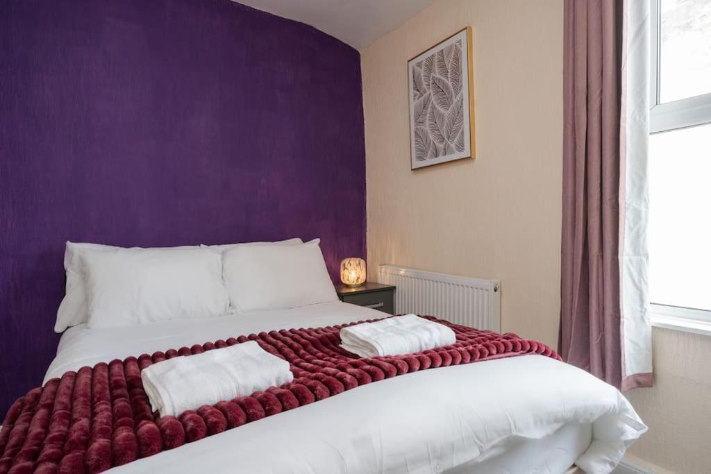 Stunning 5 bedroom home Wirral Birkenhead Sleeps 9- Free Parking-5G Internet